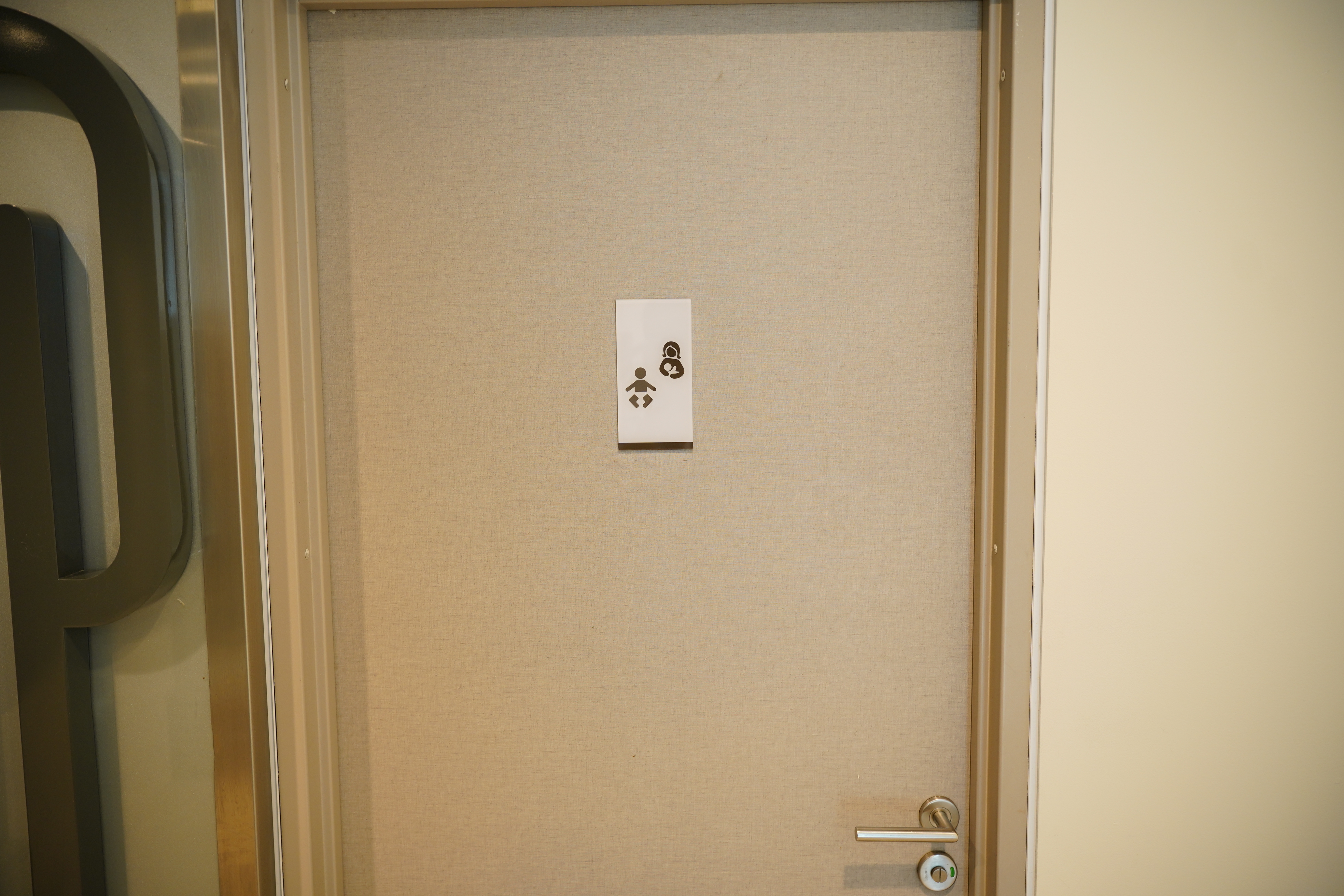 Phòng Chăm Sóc Em Bé