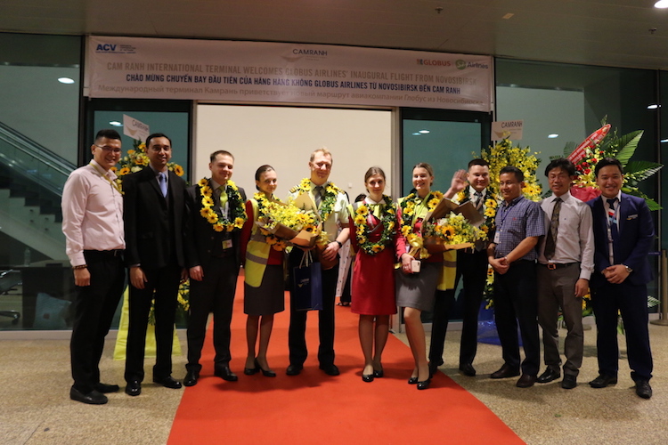 Representatives from Cam Ranh International Terminal, Airport Corporation of Vietnam in Cam Ranh Airport, Saigon Ground Service and Globus Airlines' Flight Crew