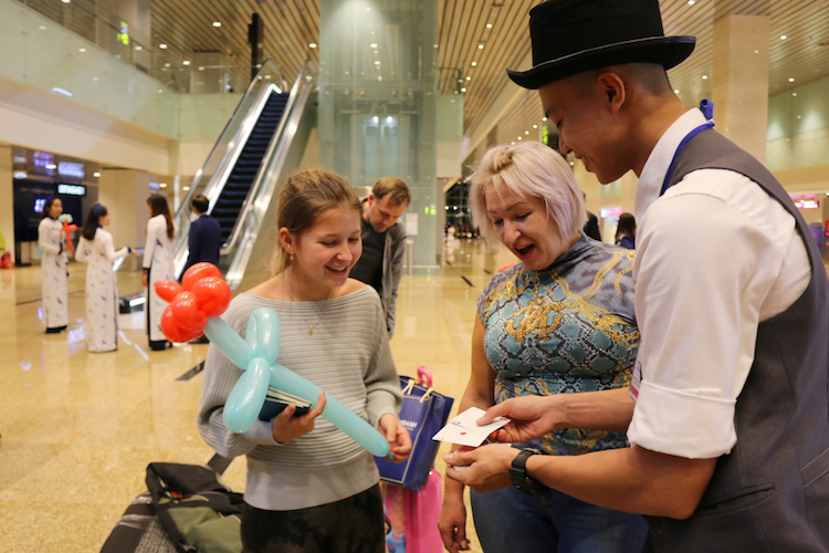 Passengers are blown away with the magician at Cam Ranh International Terminal's Baggage Claim