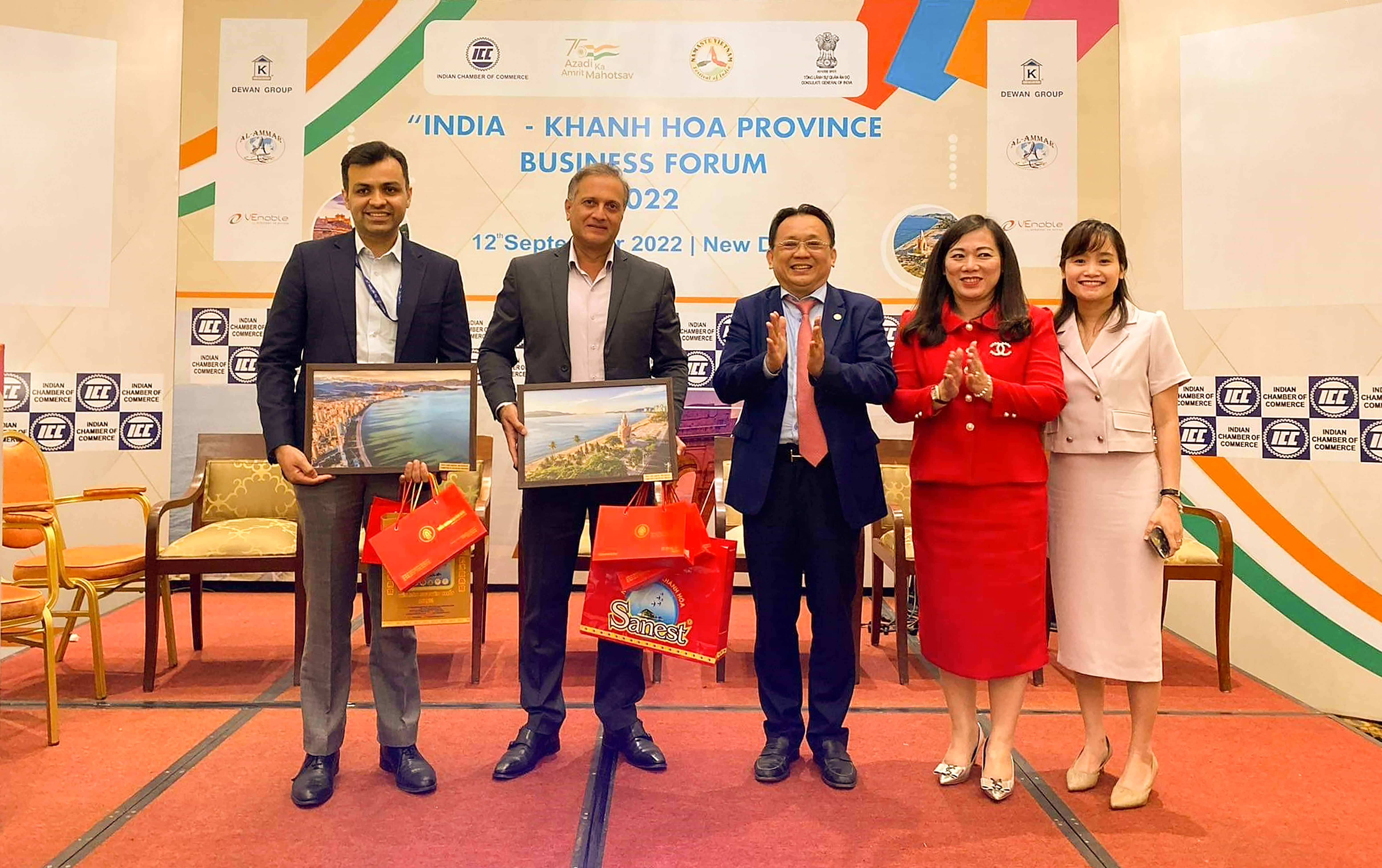 Ms Trinh Lan Phuong (on the right) – representative of Cam Ranh International Terminal JSC 